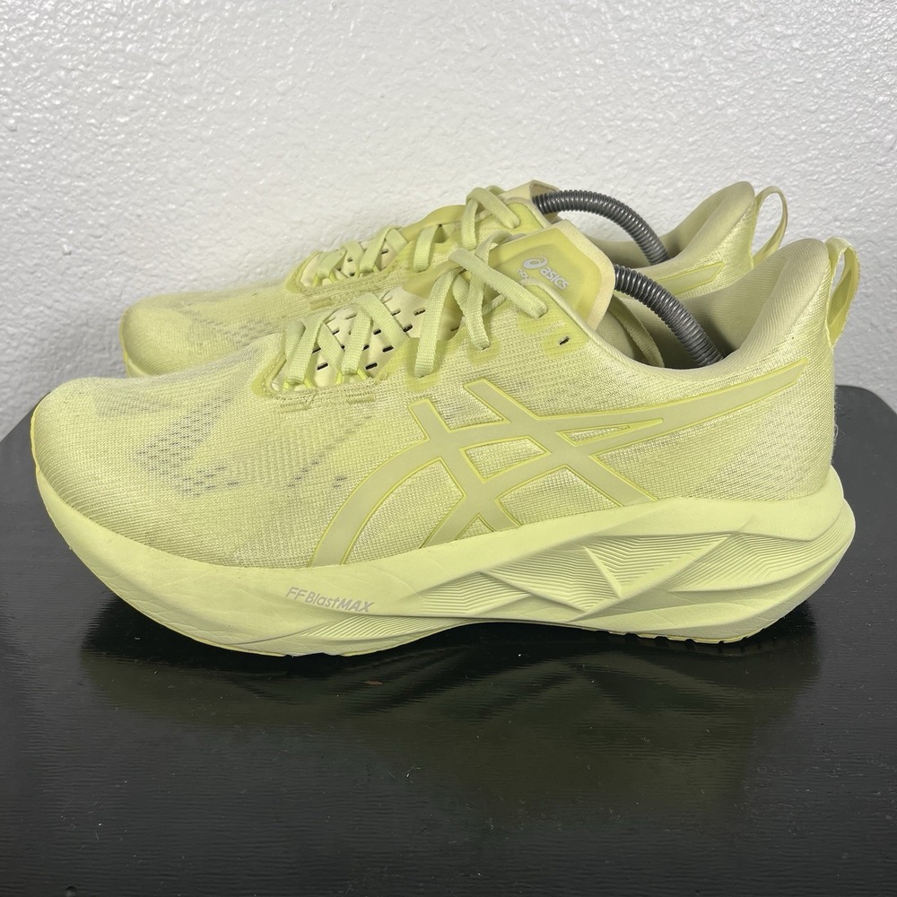 Asics Novablast 5  Men's Size 11 Lite Show Huddle Yellow 1011C032-750 Sneakers